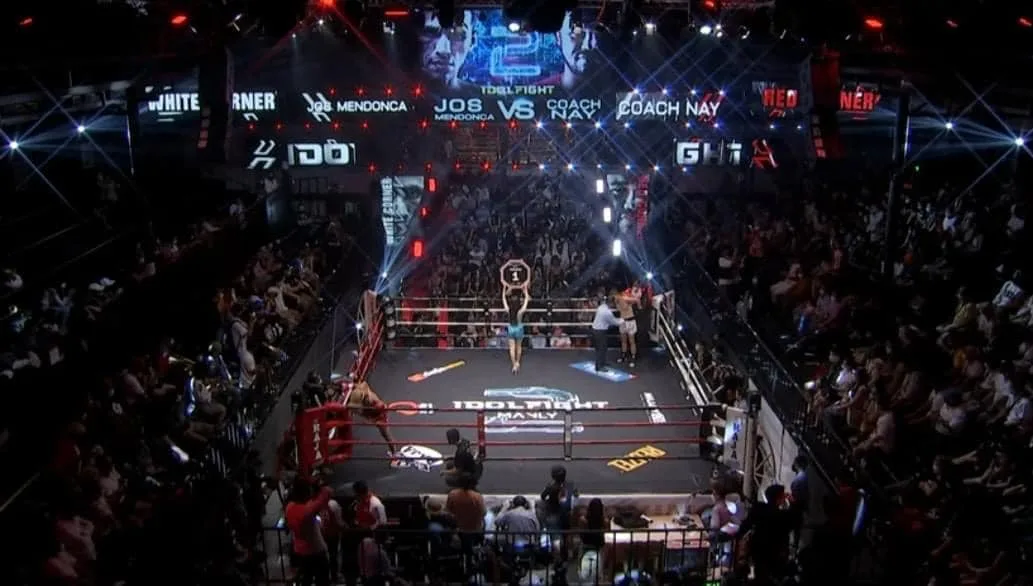The crowd around the ring