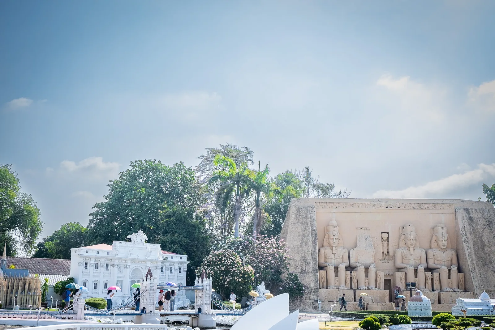 نماذج مبانٍ في الحديقة