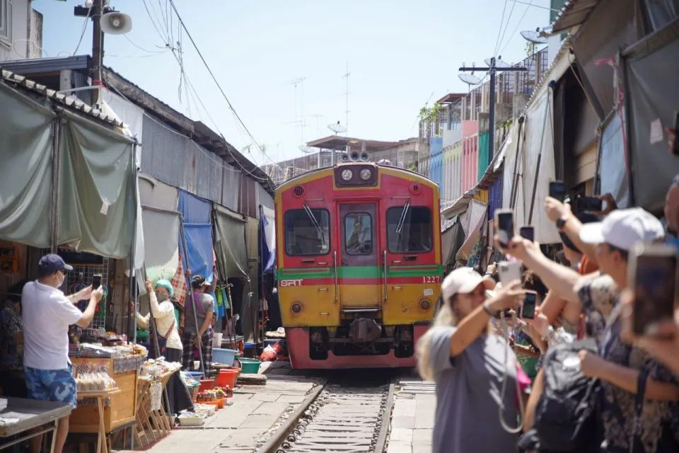 הרכבת עוברת בתוך שוק מאקלונג