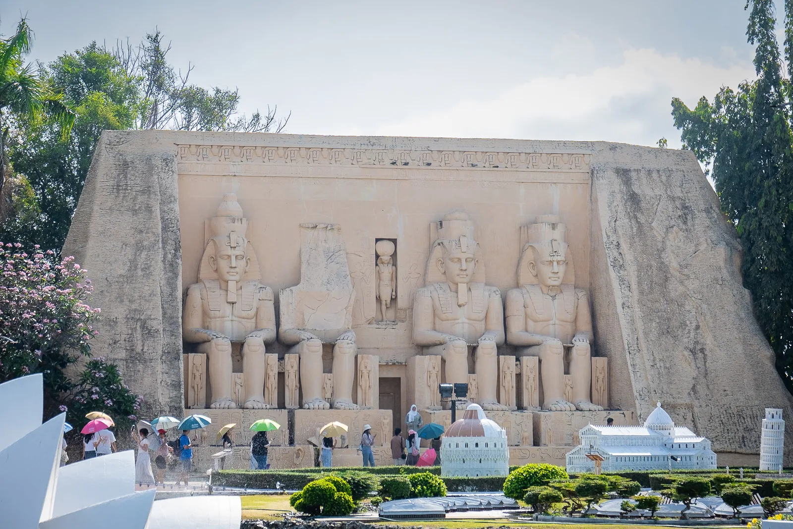 نموذج لمعبد أبو سمبل