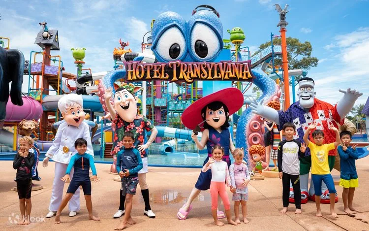 أطفال مع الشخصيات في منطقة Hotel Transylvania