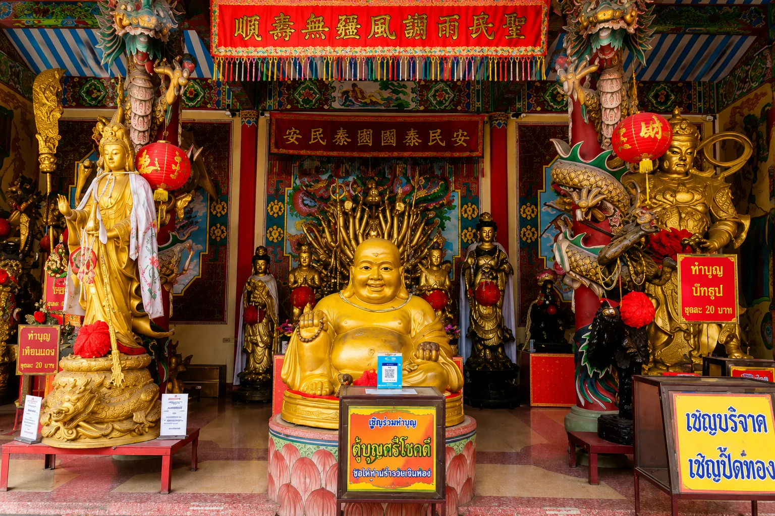A golden Chinese temple in the city of Ayutthaya