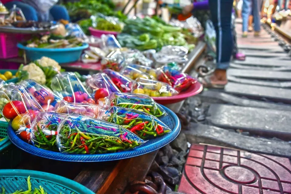السوق العائم وسوق القطار