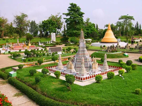نموذج مصغر لمعبد تايلاندي في Mini Siam