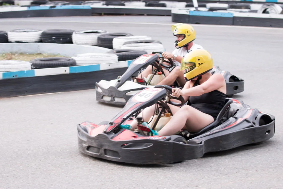 שני קארטים במסלול של EasyKart בפטאיה