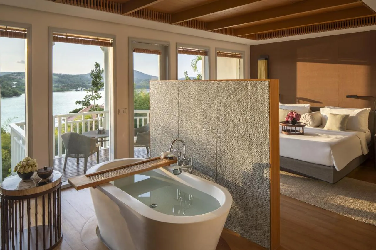 Bay View Suite: Tranquil Seaside Luxury