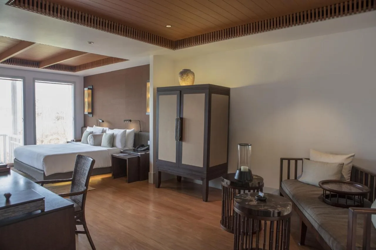 Bay View Suite: Tranquil Seaside Luxury