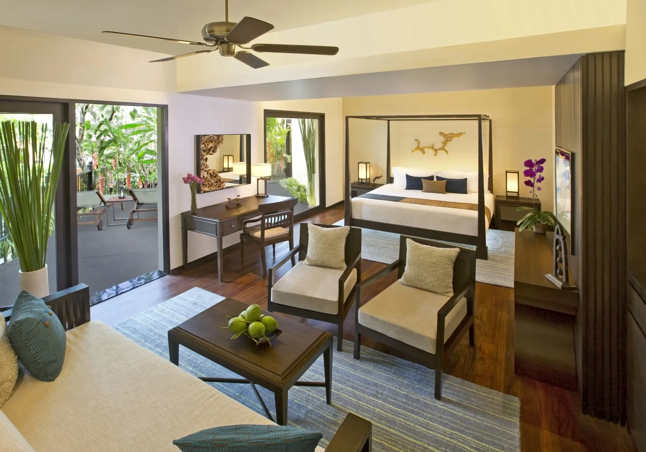 Two Bedroom Pool Suite — סוויטת שני חדרי שינה עם בריכה