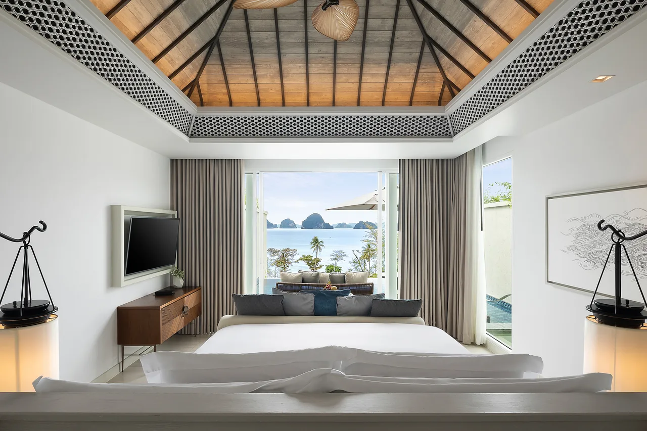 Premium Ocean Pool Suite - King