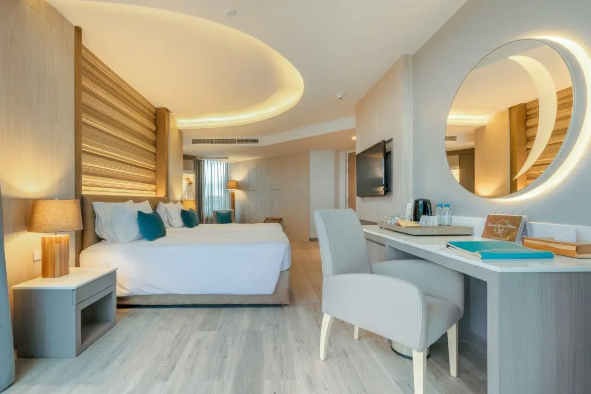 Deluxe Corner Room