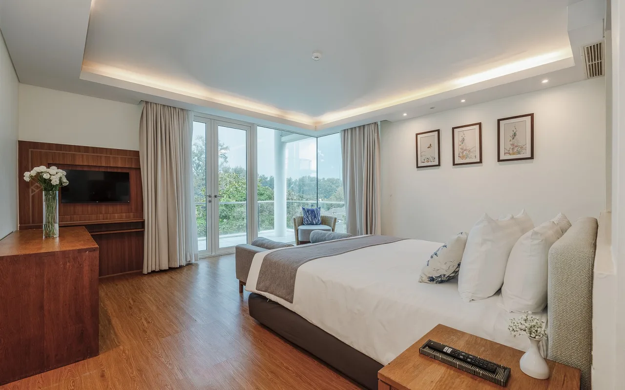 4 Bedroom Penthouse Pool Suite with Kitchen