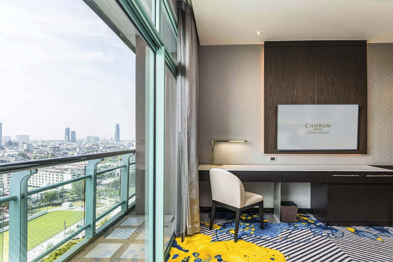 Grand Deluxe Club King City View