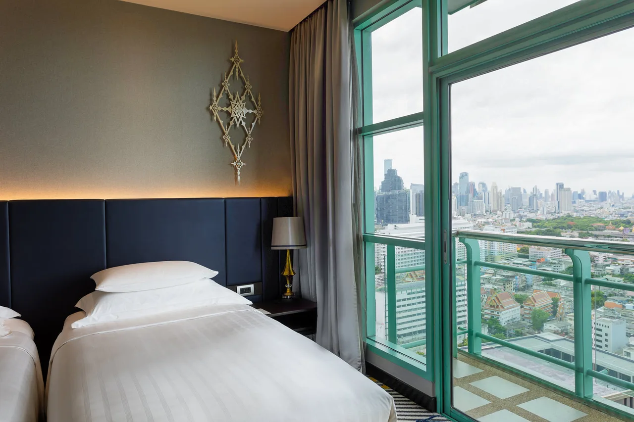 Grand Deluxe Twin City View