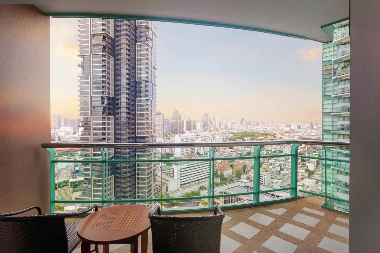 One Bedroom Suite King City View