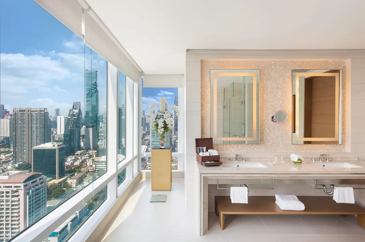 Executive Suite with Lounge Access