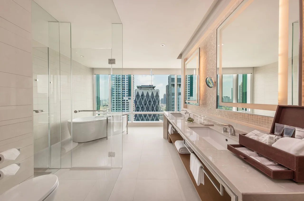 Executive Suite with Lounge Access