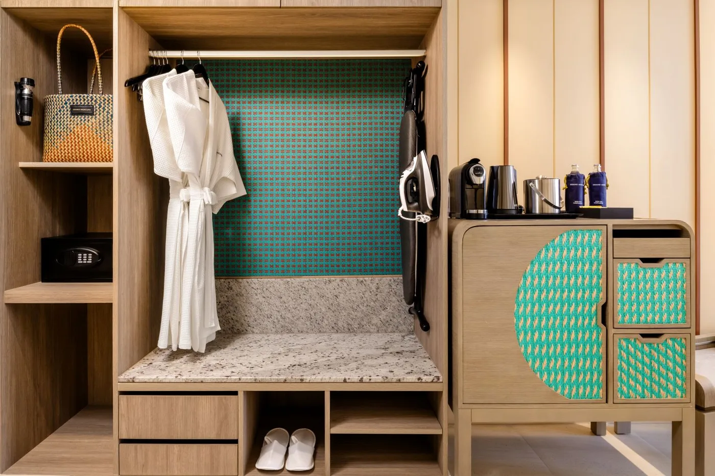 Premier Room with King Bed — بريمير بسرير كينغ