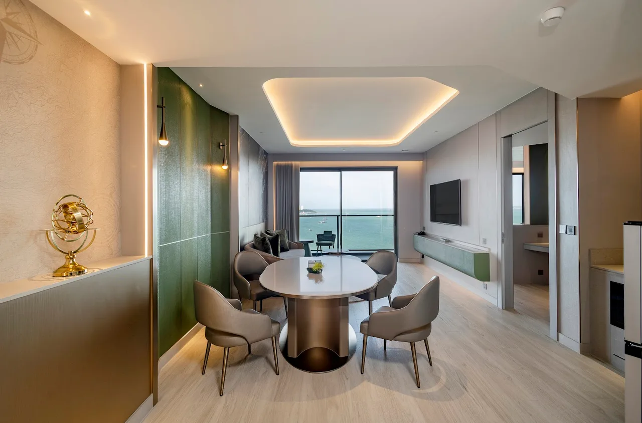 Voyage Panoramic Suite