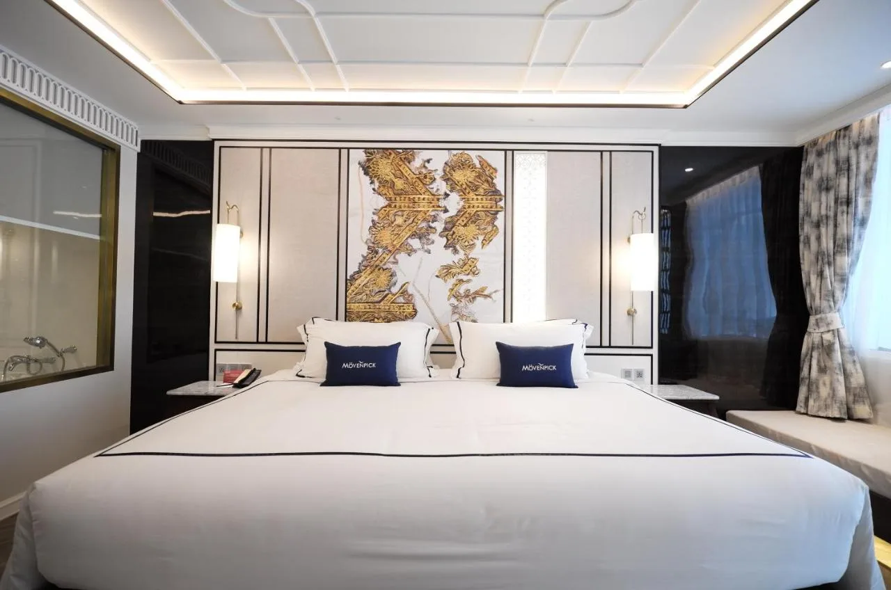 DELUXE ROOM, 1 King Size Bed, Pool View