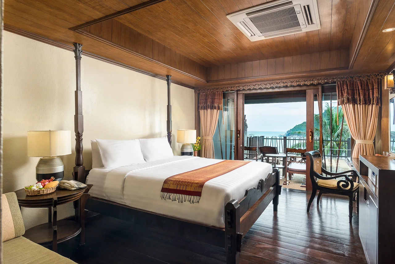 Deluxe Hotel