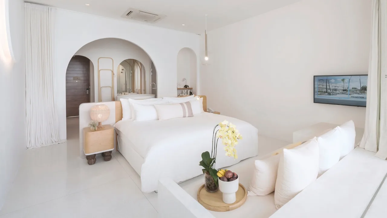 Oceanfront Balcony Pool Suite — סוויטת מרפסת עם בריכה מול הים