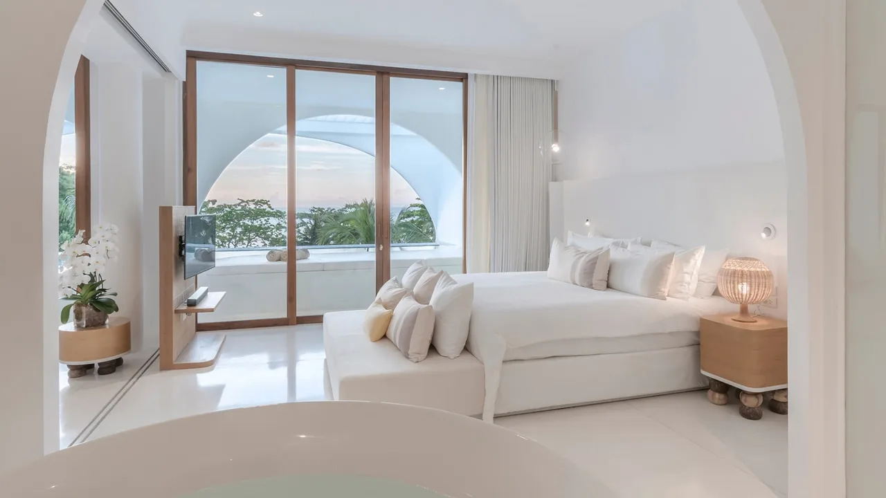 Oceanfront One Bedroom Pool Suite — סוויטת חדר שינה עם בריכה מול הים