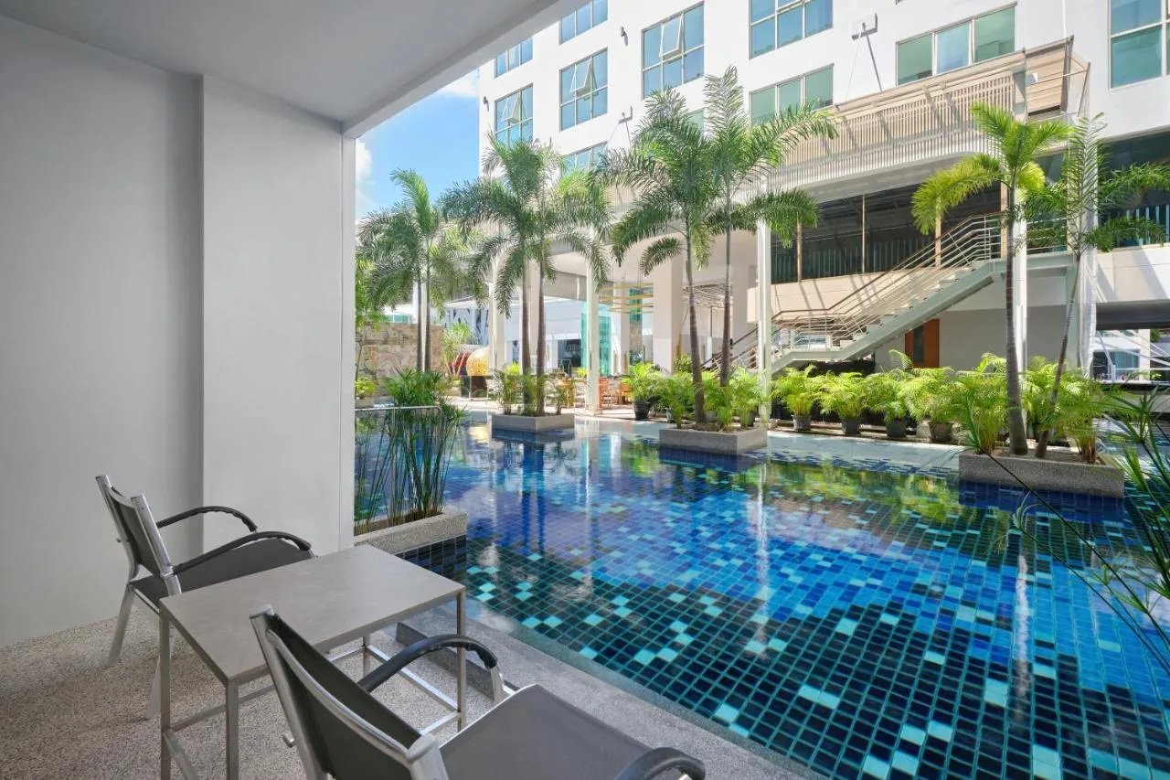 Deluxe Urban Pool Access [Twin]