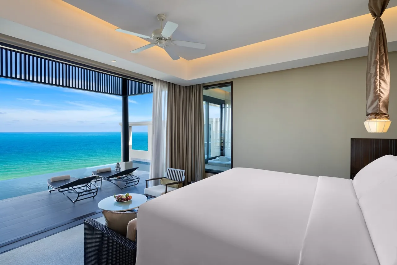 Grand Pool Suite