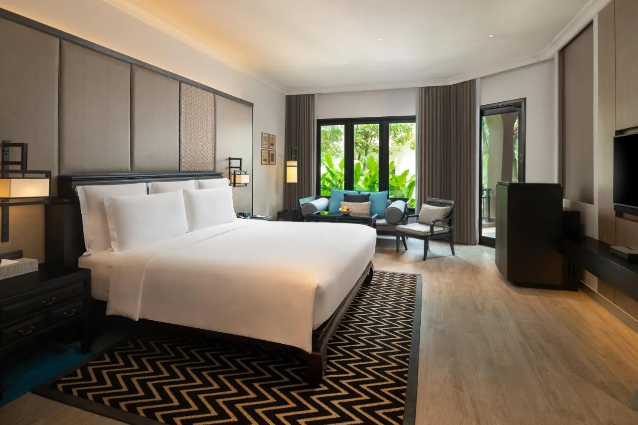 Junior King Suite with Garden View - Club Lounge Access