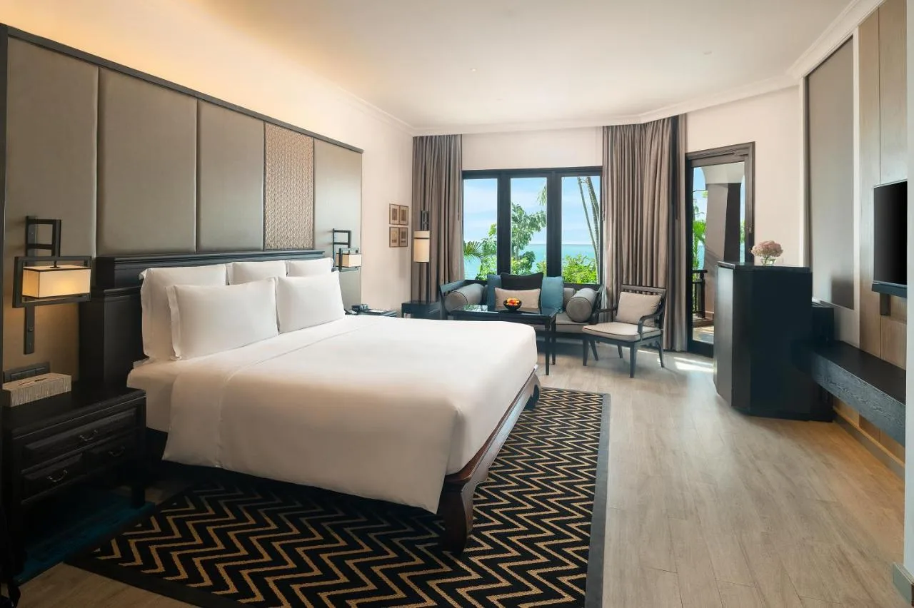 Junior King Suite with Ocean View - Club Lounge Access