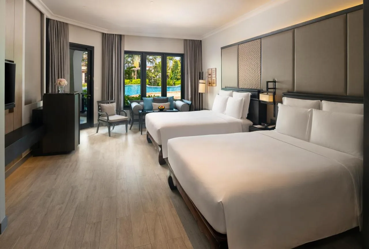 Queen Junior Suite with Pool - Club Lounge Access