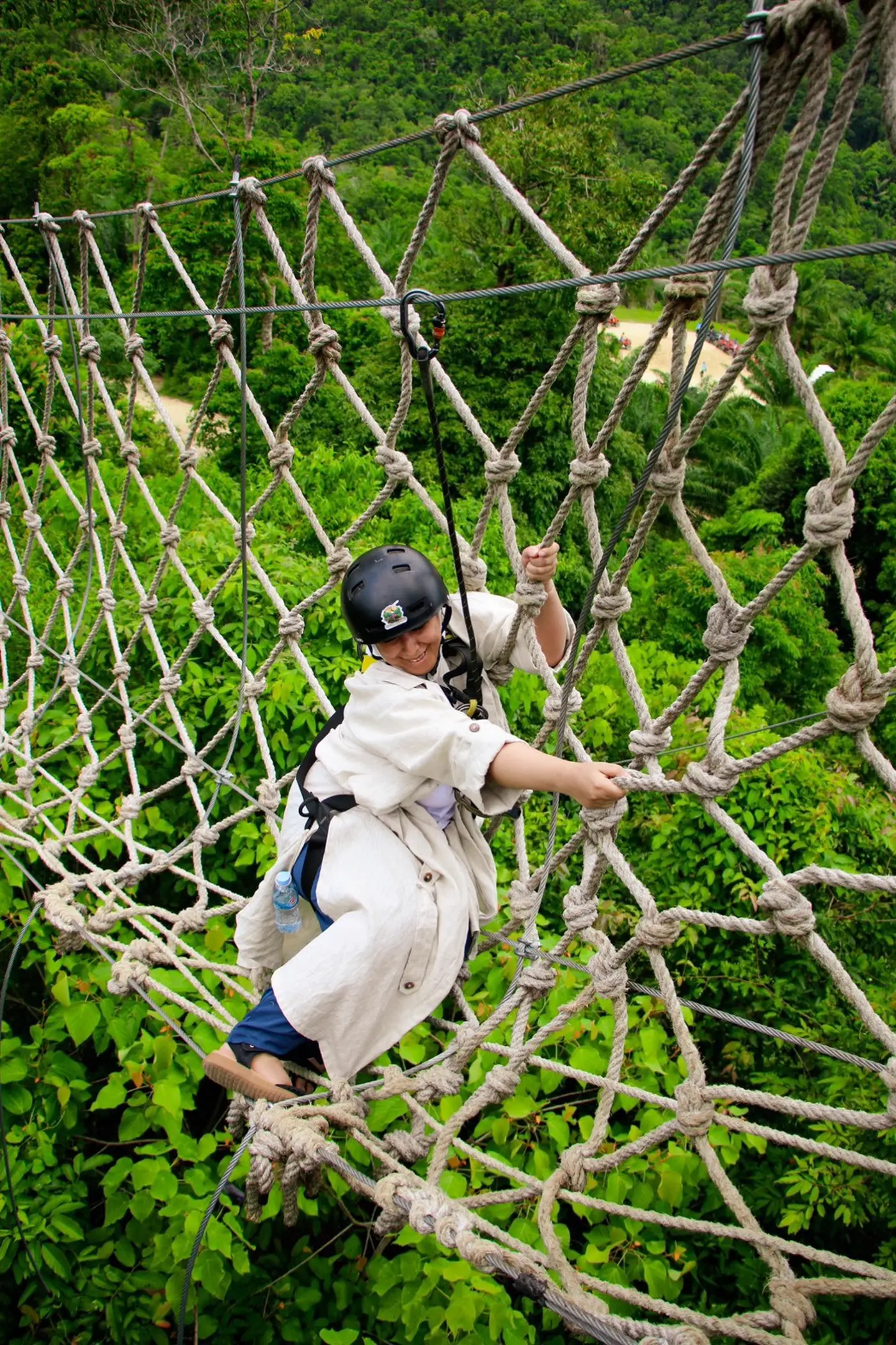 A traveler on the walking net between two platforms