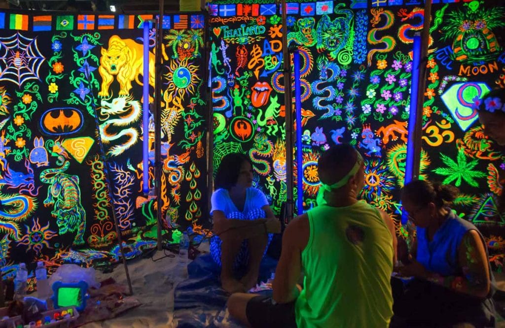 צביעת גוף בצבעי זרחן במסיבת הפול מון