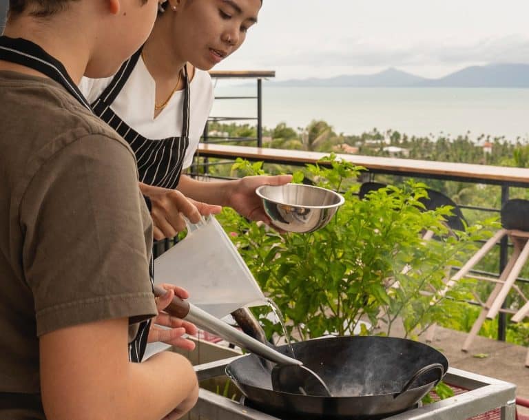 סדנת בישול כשרה בקוסמוי - משתתפים מכינים מנות