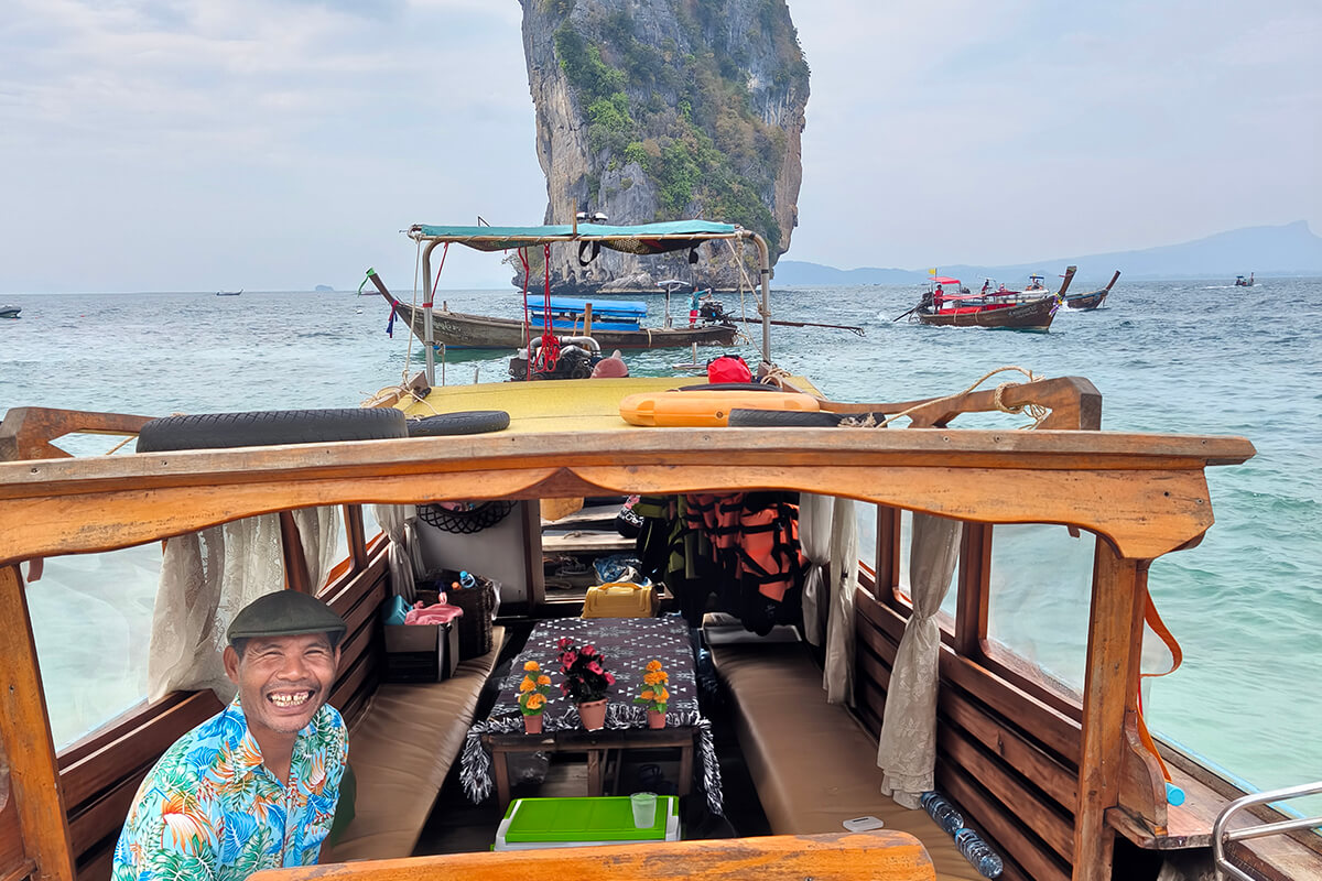 סירת VIP לונג טייל בקראבי - רואים את הנהג